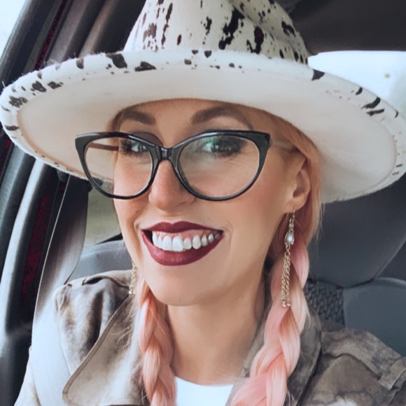 Meet your Poshaholic Sarah 💋 - Picture 11 of 16